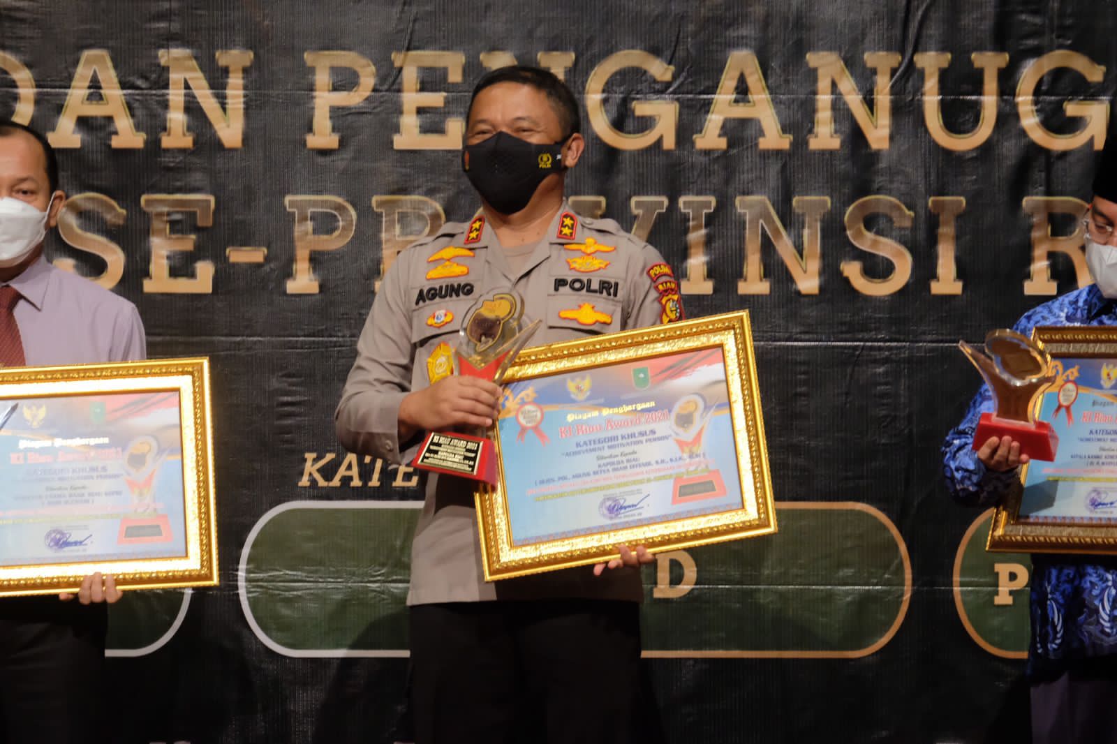 Kapolda Riau Terima Penghargaan Komisi Informasi (KI) Award Riau 2021.