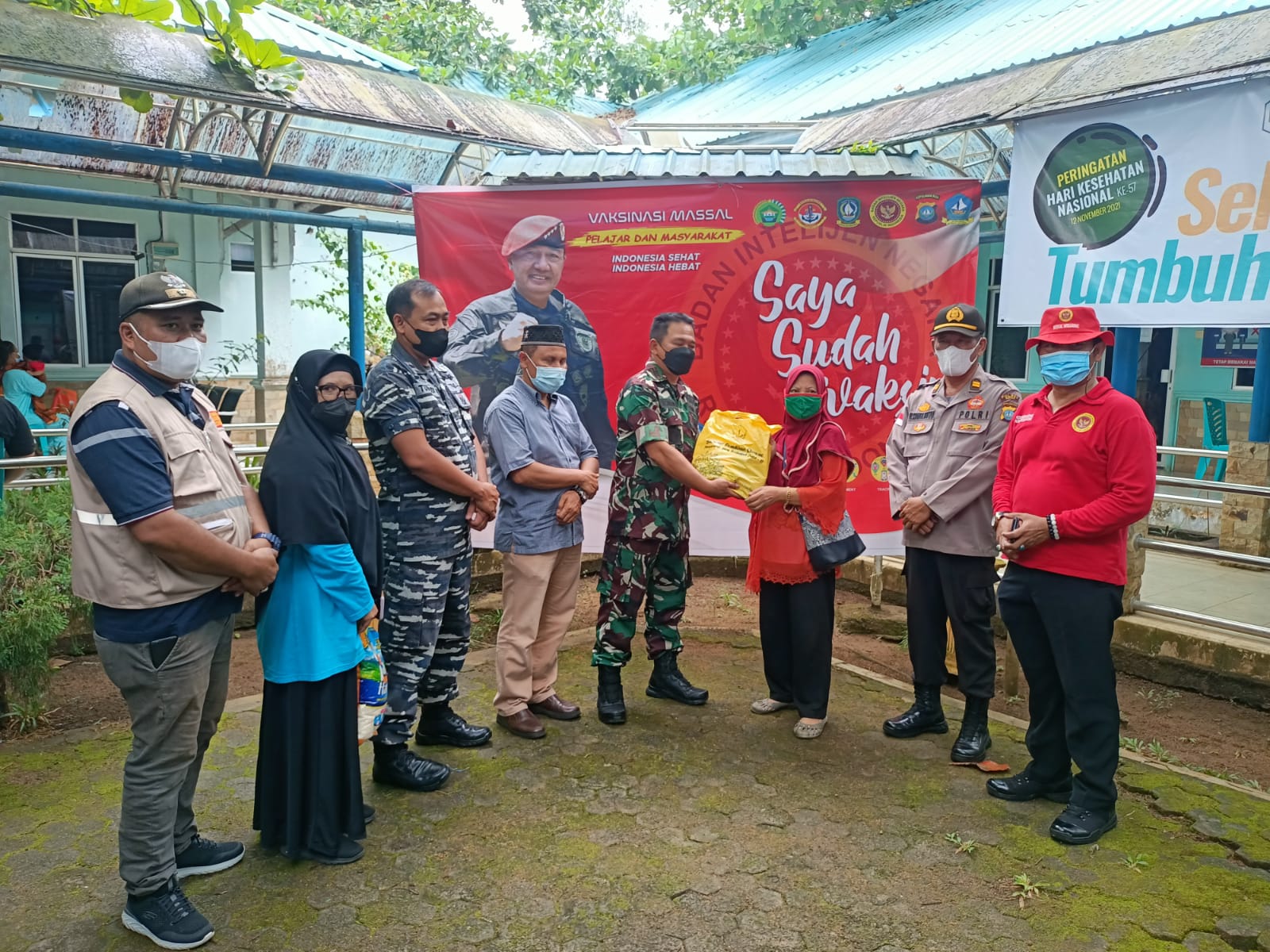 Tim Vaksinasi Mobil Gurindam 12 Korem 033/ WP Bersama Bunda Kepri Gencarkan Vaksinasi