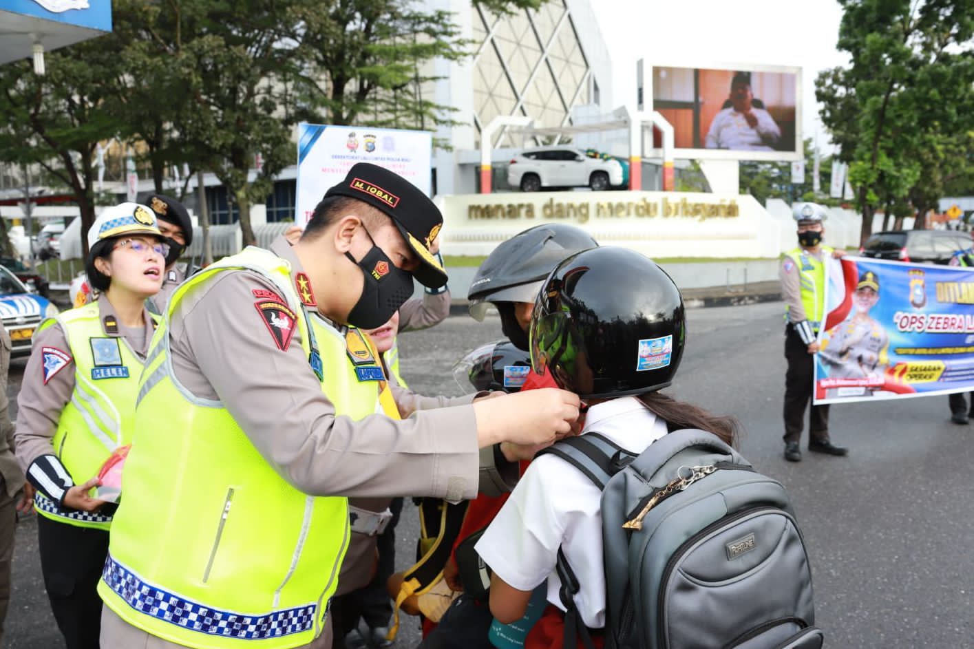 Turun Langsung Bagikan Helm ke Pengendara, Kapolda Riau Irjen Iqbal : Untuk Keselamatan, Sayangi Anak Anak.