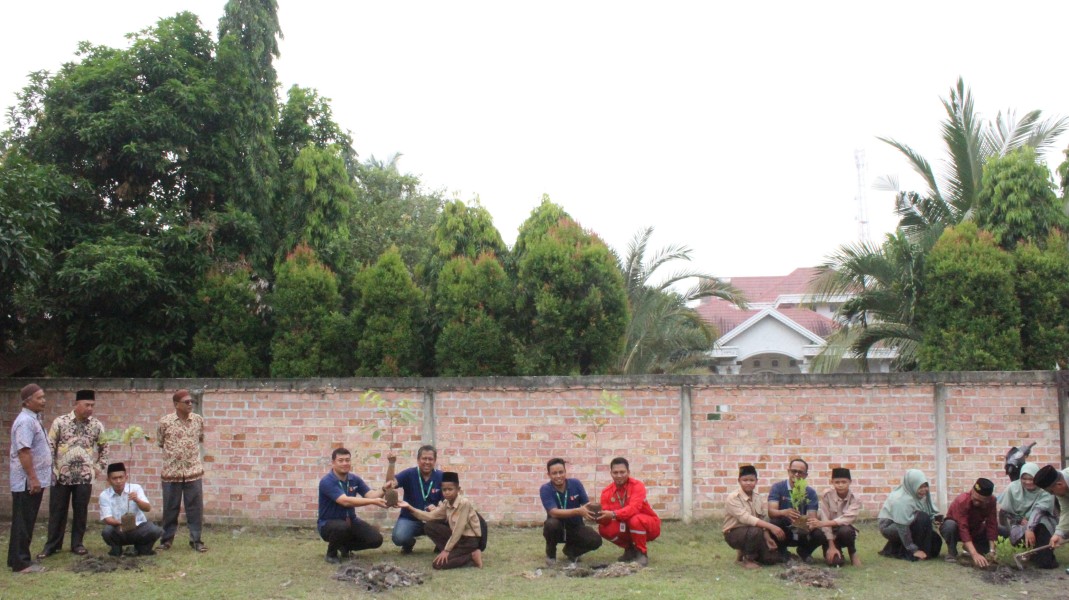 Peringati RGE Founders Day ke-59, Apical Revitalisasi Gedung MTs Nurul Islam di Dumai.