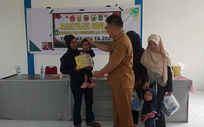 TMMD Ke- 124 KODIM 0320 /DUMAI Menyalurkan Bantuan Sosial Kepada Warga