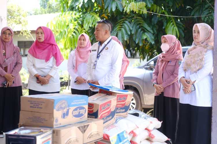 Rumah Sakit Umum Daerah (RSUD) dr Suhatman Kota Dumai Melaksanakan Kegiatan Sosial Dengan Cara Memberikan Bantuan Sembako