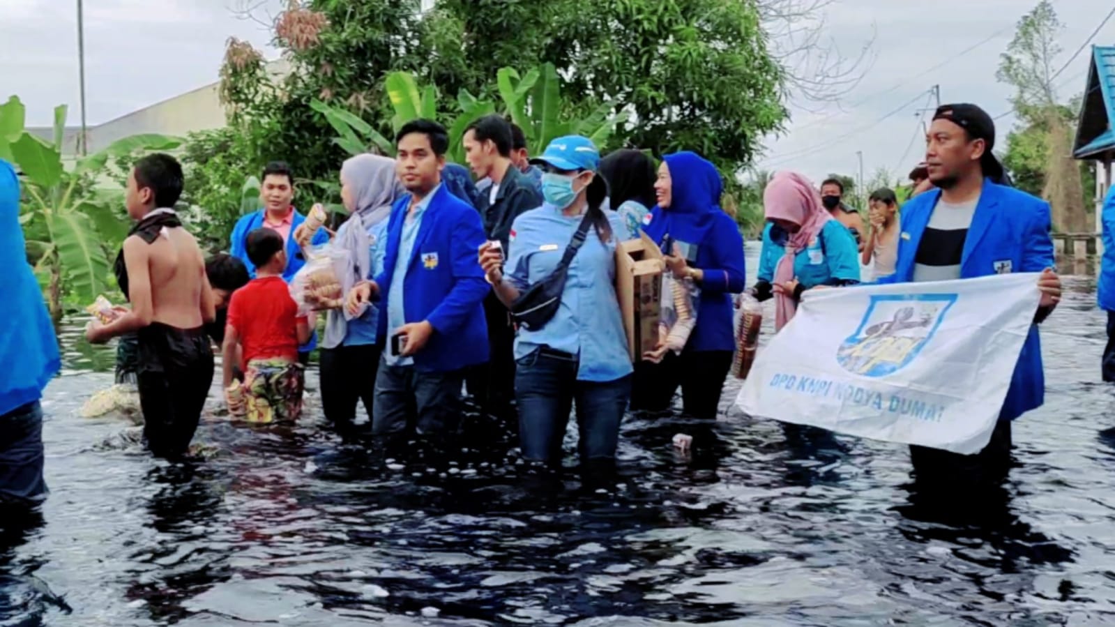 DPD KNPI Dumai Salurkan Bantuan langsung Ke Warga Yang Terkena Banjir
