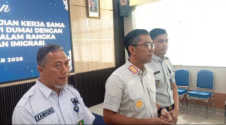 Kantor Imigrasi Kelas I TPI Dumai Bersama Kelurahan Pelintung Melaksanakan Perjanjian Penandatanganan  Desa Binaan Imigrasi.