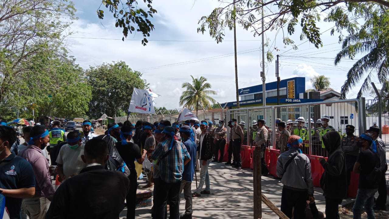 DPC Serikat Buruh Sejahtera Indonesia (SBSI) lakukan Aksi di PT. Pertamina Patra Niaga (PPN)