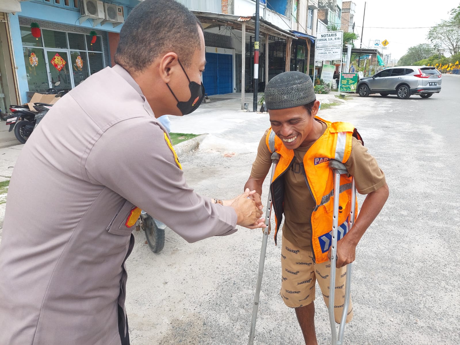 Kapolres Dumai AKBP Mohammad Kholid, S.I.K Menyusuri Jalanan Kota Dumai Untuk Memberikan Santunan Kepada Masyarakat Kurang Mampu