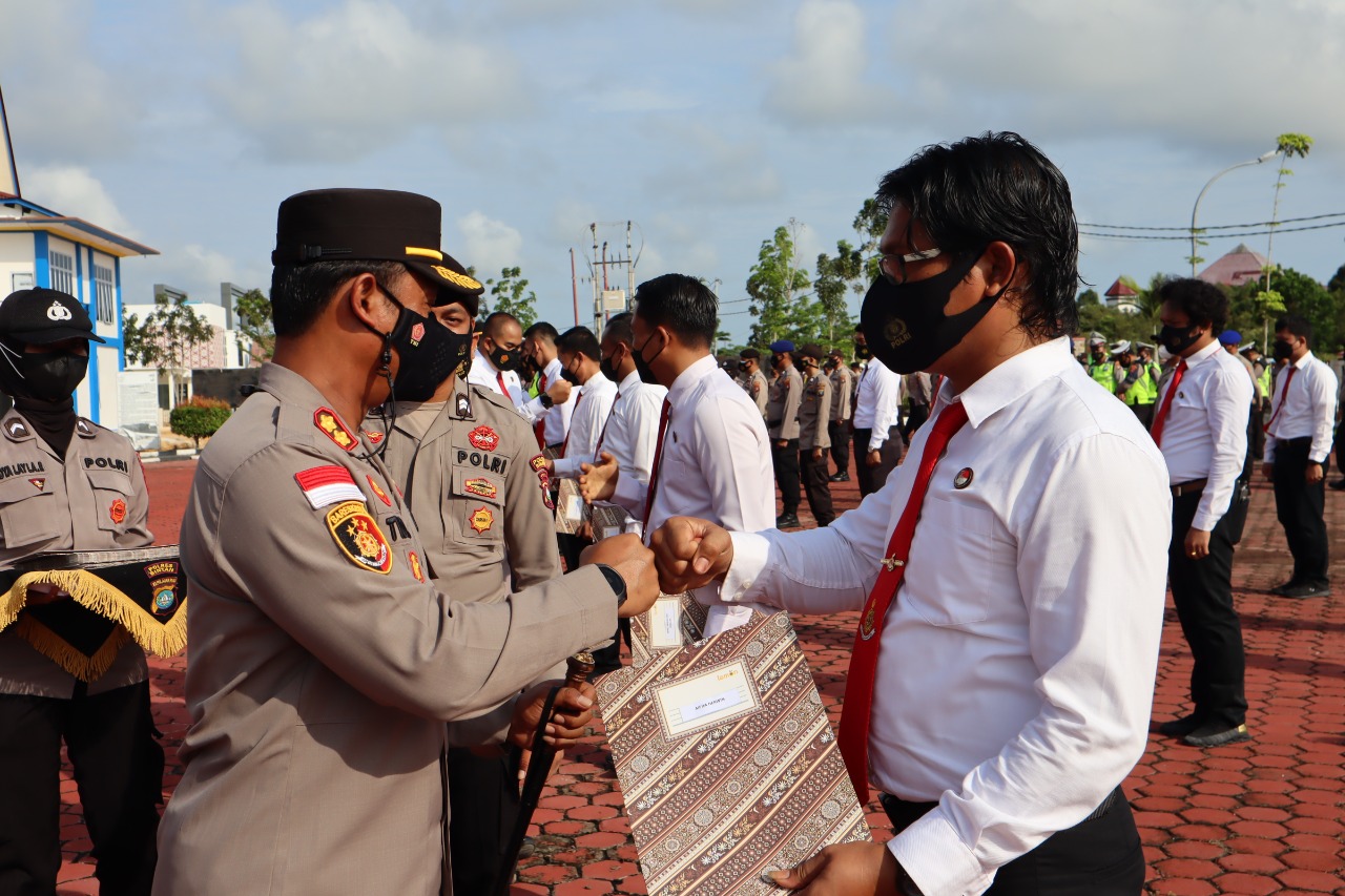 Kapolres Bintan Berikan 65 Penghargaan Kepada Personil Yang Berprestasi