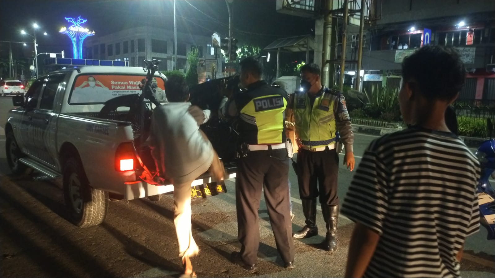 Menciptakan Situasi Yang Aman dan Kondusif Khususnya di Malam Hari, Polres Dumai Melalui Sat Lantas dan Sat Samapta Melaksanakan Patroli Blue Light