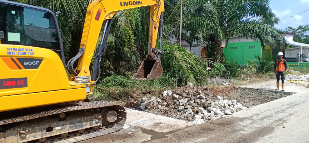 Peduli Kebutuhan Infrastruktur Masyarakat, Apical Dumai Perbaiki Jalan dan Turap Parit