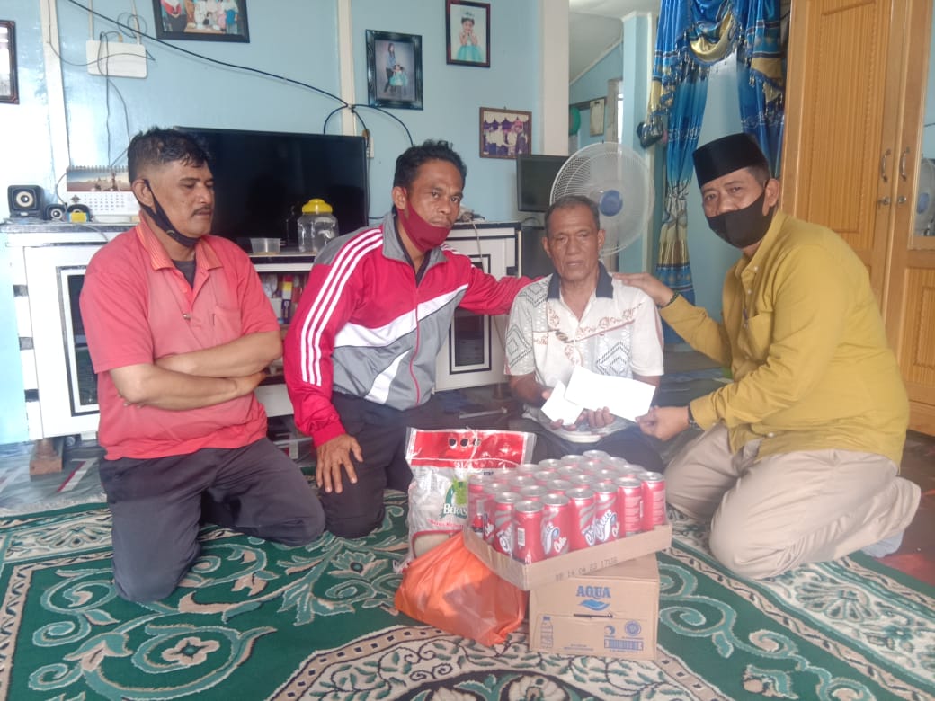 Ketua PWRI Riau Memberikan Sembako Kepada Warga di Penghujung Ramadhan