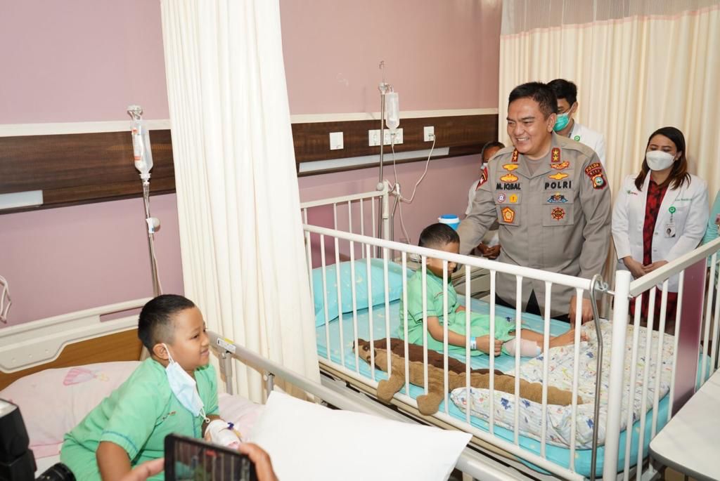 Jenguk Raihan dan Fajri, Anak Penderita Rapuh  Tulang, Kapolda Riau : Intervensi Kedokteran Untuk Penguatan Tulangnya