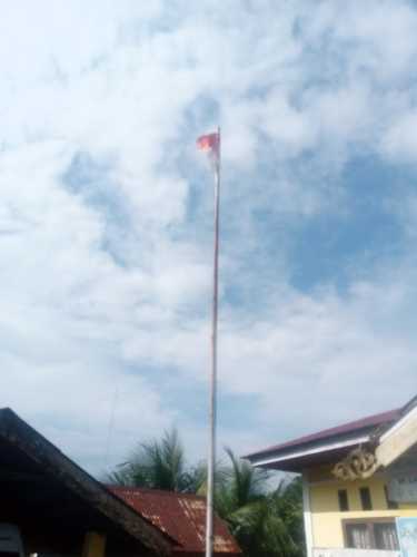 Kantor Kepala Desa Kadur Kibarkan Bendera Merah Putih Dalam Keadaan Robek Dan Kusam 