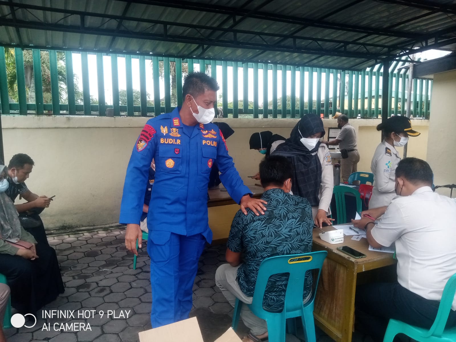 Pol Airud Polres Dumai Memfasilitasi Vaksinasi Sopir Truk dan Masyarakat Yang masuk di Kawasan Pelabuhan Pelindo Dumai.