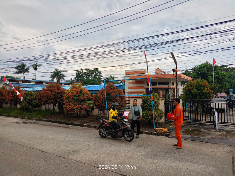 Dalam Rangka Memperingati HUT RI Ke- 79 PT. PAA DUMAI Kembali Melaksanakan Kegiatan Pembagian Bendera Kepada Masyarakat.