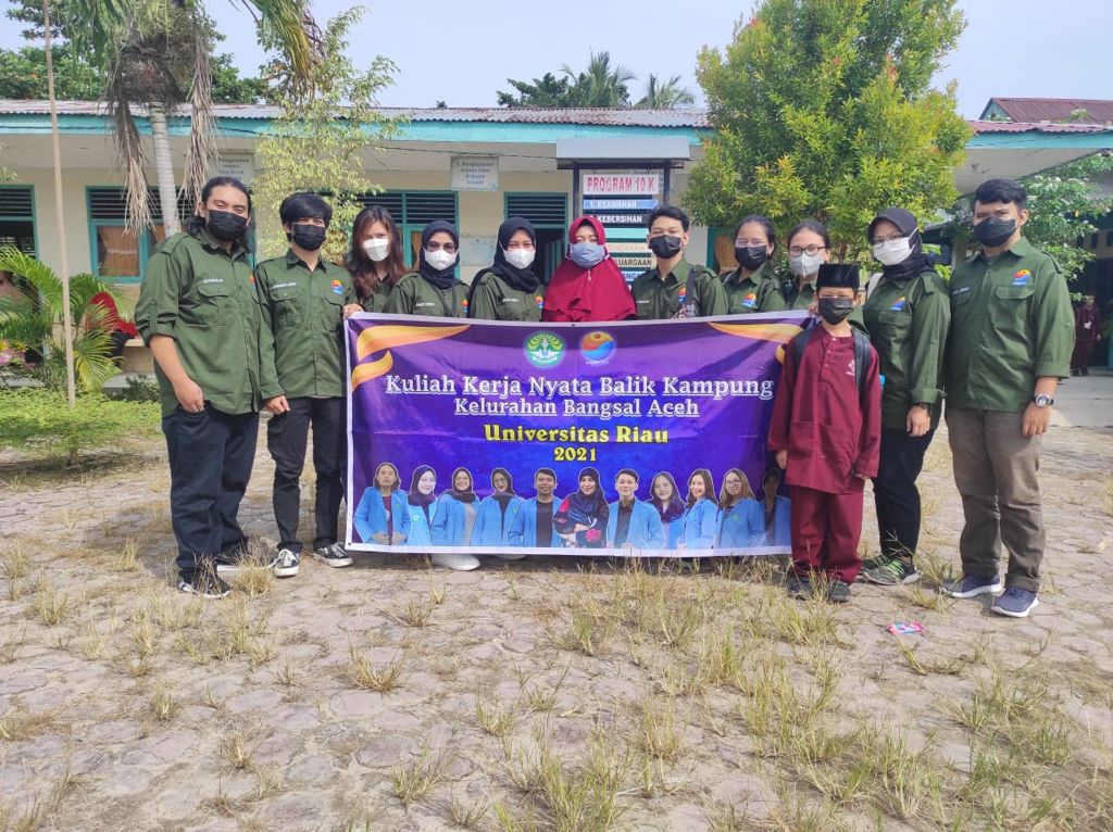 Tim Kukerta Melakukan Kegiatan Gotong Royong Membersihkan kelas dan halaman SD 004 Bangsal Aceh.