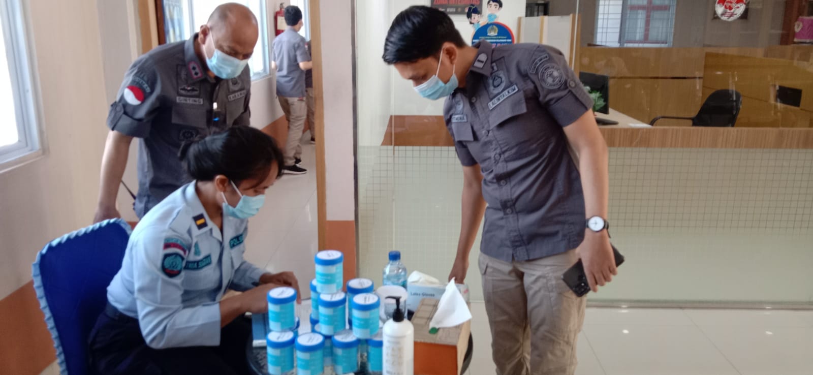 Kantor Imigrasi Kelas II TPI Dumai melaksanakan pemeriksaan tes urine