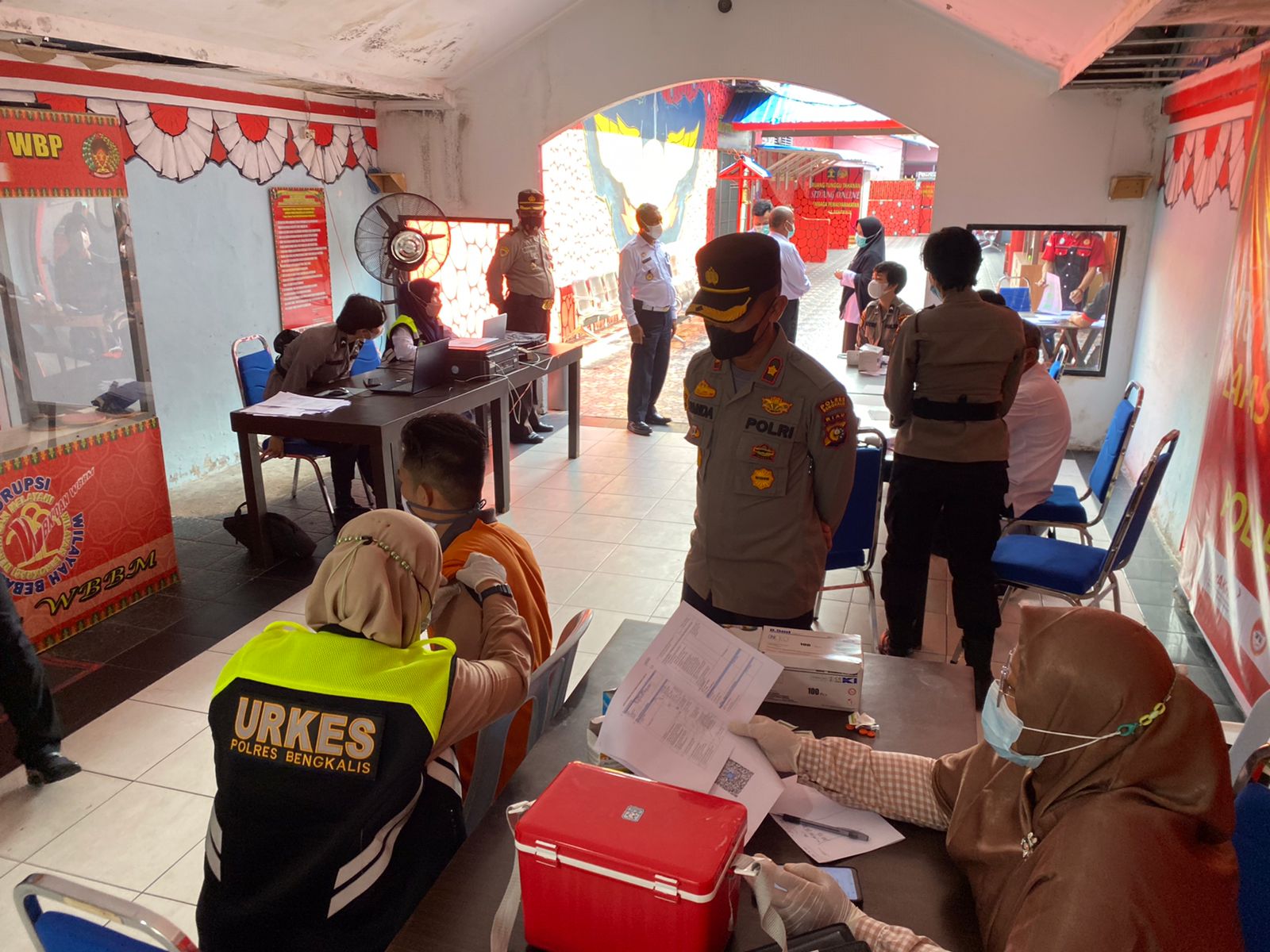 Bersinergi Polres dengan Lapas Kelas IIA Bengkalis Laksanakan Vaksinasi Dosis II Bagi WBP