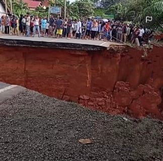 Jalan Lintas Jambi-Sumbar Putus Mengakibatkan Jalur Akses Pengendara Lumpuh Total