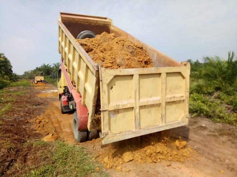 Melalui Program CSR, Apical Dumai Bantu Perawatan Jalan RT 07