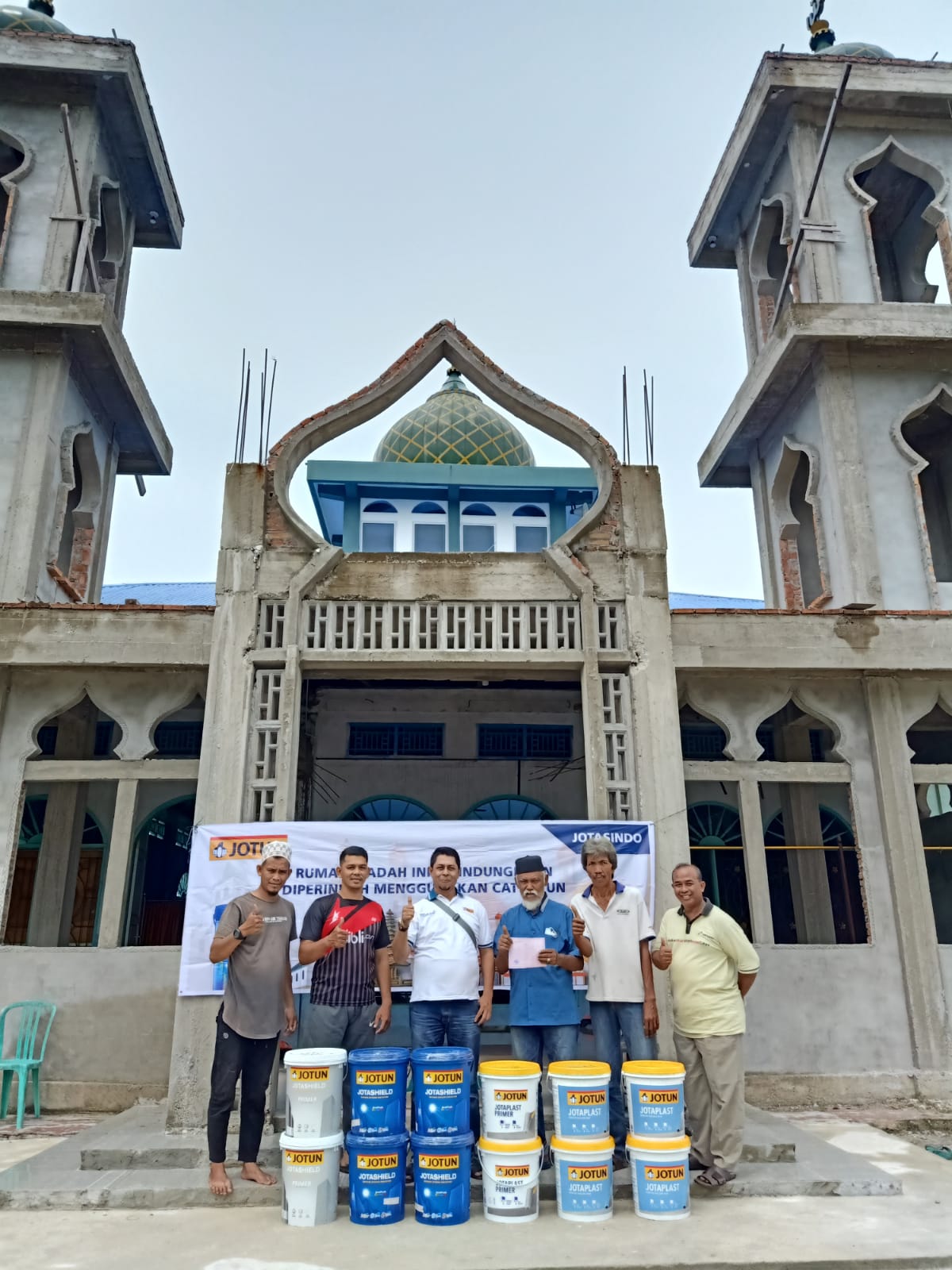 Masjid Darul Jannah Menerima Bantuan Cat Jotun 12 Kaleng Dari Pimpinan Toko Warna Jalan Sukajadi Kota  Dumai