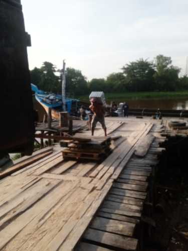 Memantau Aktifitas Bongkar Muat Pelabuhan Ajibul Milik Harianto