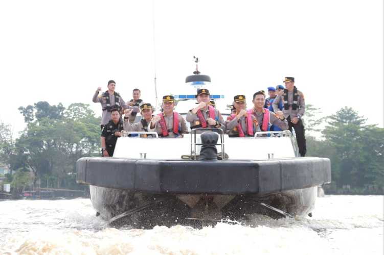 Menyusuri Sungai Siak, Kapolda Riau Dengarkan Curhatan Nelayan Sambil Bagikan Sembako