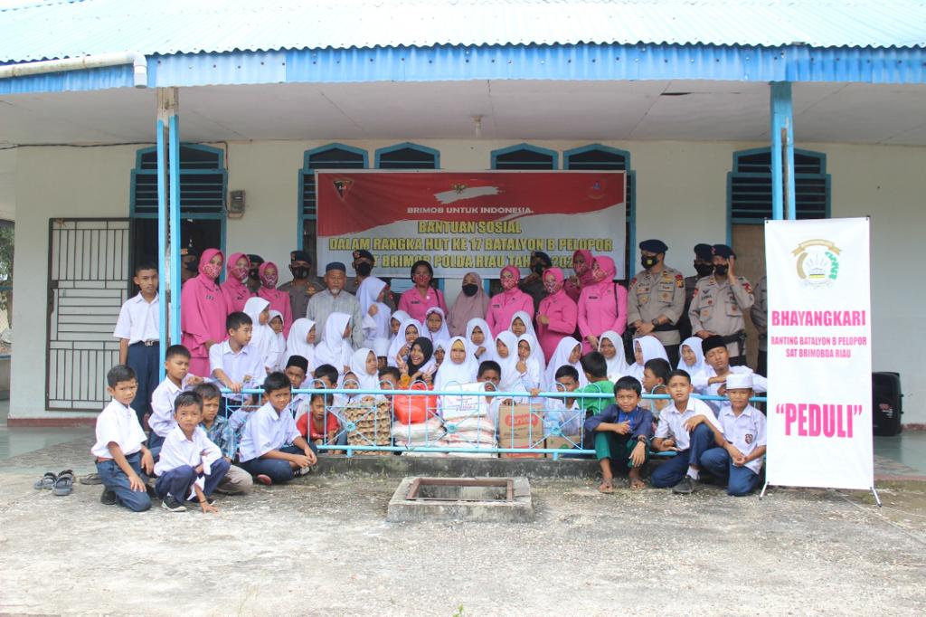 Bakti  Sosial  Personel  dan Bhayangkari Batalyon  B Pelopor  Satuan Brimob Polda  Riau  di  Panti Asuhan  Anak Yatim-Piatu  dan  Tidak  Mampu  Bersempena  HUT KE - 17 Tahun 2022.