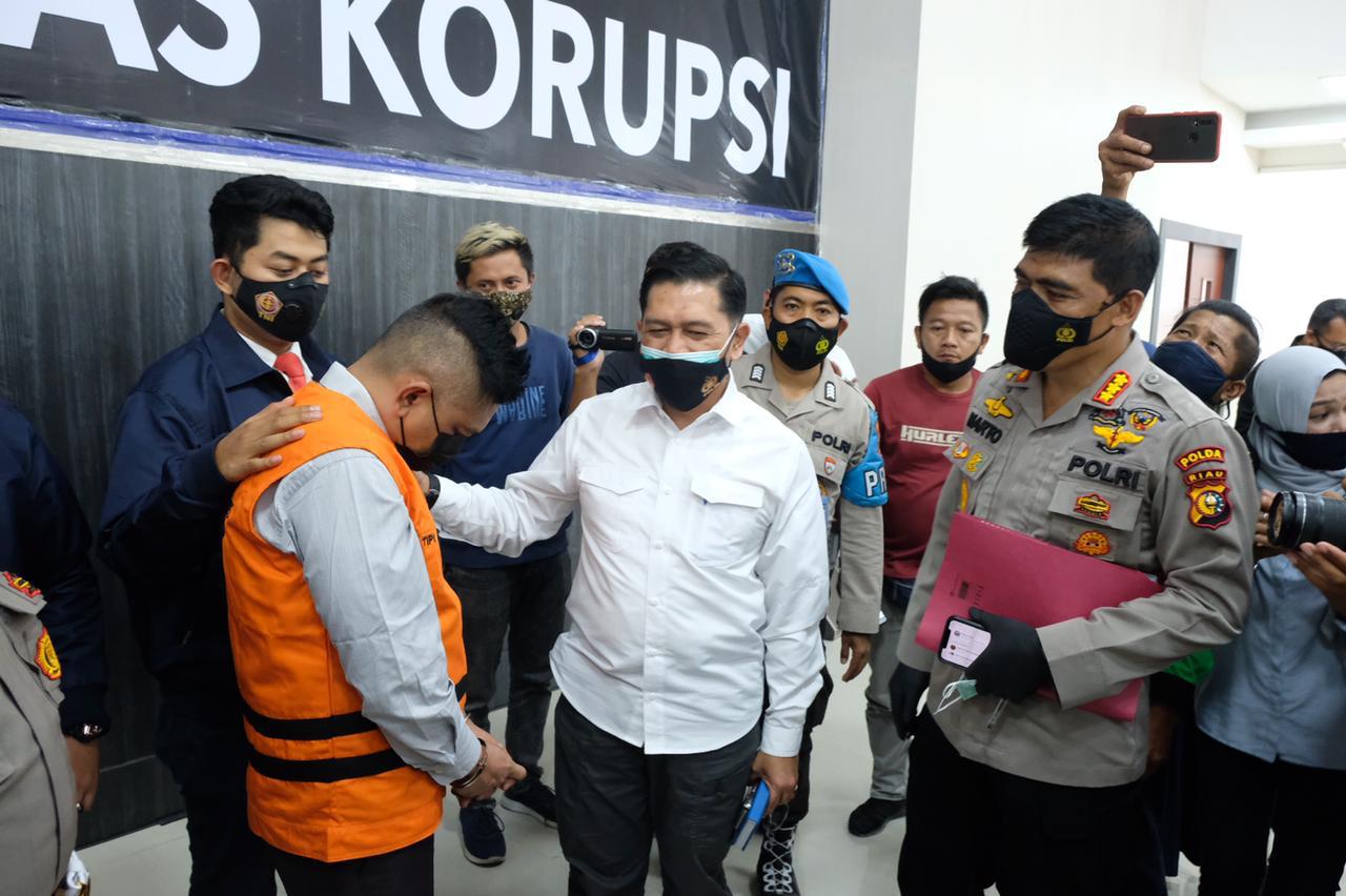 Tim Saber Pungli Polda Riau Lakukan OTT Sekcam Binawidya Pekanbaru