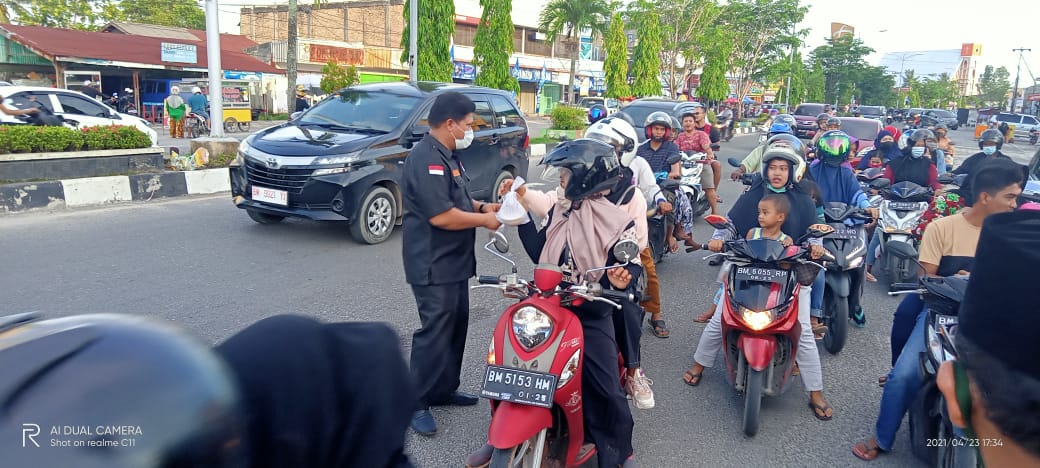Ketua LMPP(Laskar Merah Putih Perjuangan)Markas Darah Riau Yulia Putra SE Bersama Pengurus,Membagikan Tahjil kepada Pengendara Motor