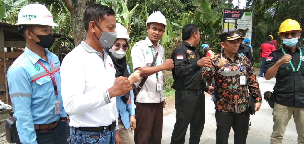 Camat Sungai Sembilan dan Pihak Perusahaan Lakukan Gotong Royong Bersama