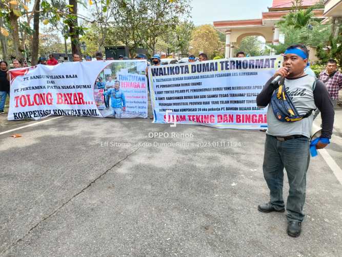 Aksi Demo Damai Menyampaikan Aspirasi di Halaman Rumah Dinas (Rudin) Walikota Dumai H Paisal, SKM., MARS
