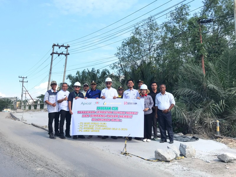 Apical Fasilitasi Perbaikan Jembatan dan Jalan di Kelurahan Lubuk Gaung, Riau